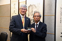 Professor Greg Lee (left) of NTNU takes a photo with Professor Alvin Leung of CUHK during his visit to the Faculty of Education